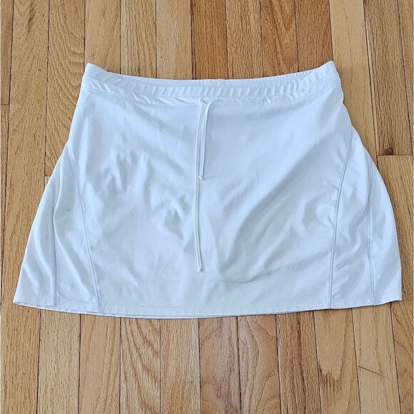 Athleta Run With It 15" Skort, Size Medium, White - Picture 4 of 6